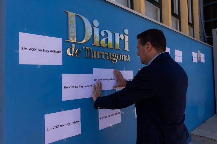 FOTOGRAFÍA. TARRAGONA (REINO DE ESPAÑA), 08 DE MAYO DE 2024. Elecciones catalanas del domingo 12 de mayo. El candidato Sergio Macián de Greef, cuyo equipo de campaña electoral se acercó hasta las puertas de este medio público regional (Diari de Tarragona) para mostrar su firme rechazo en carteles de los que desprende el texto "sin VOX no hay debate", ha asegurado que la dirección de Diari de Tarragona no ha querido atenderle.  Lasvocesdelpueblo (Ñ Pueblo)