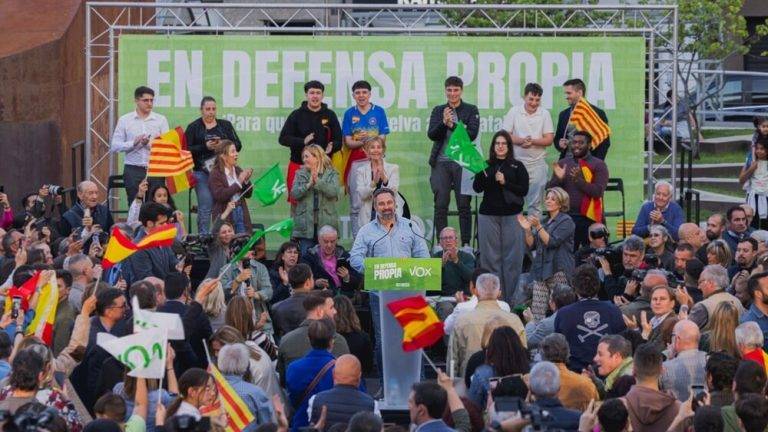 FOTOGRAFÍA. PLAZA RICARD VIÑES DE LÉRIDA (LÉRIDA) CATALUÑA, 03 DE MAYO DE 2024. ELECCIONES CATALANAS DEL 12M. Abascal: "Sánchez quiere ser Nerón: emperador absoluto". El presidente de VOX, Santiago Abascal Conde, arropó esta noche al secretario general de VOX y candidato de VOX a President del Govern de la Generalitat de Catalunya, Ignacio Garriga Vaz de Conceiçao; y al candidato de VOX por Lérida al Parlament de Catalunya para los comicios dle próximo domingo, 12 de mayo de 2024, Rafael Villafranca, en un gran acto de campaña el Plaza Ricard Viñes de Lérida, en defensa propia. Lasvocesdelpueblo (Ñ Pueblo)