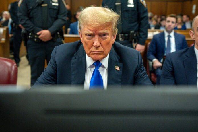 FOTOGRAFÍA. NUEVA YORK (ESTADOS UNIDOS), 30 DE MAYO DE 2024. Los cargos contra Trump podrían haber sido considerados solo una falta. El ex presidente estadounidense Donald Trump abandona el juzgado después de que un jurado lo declarara culpable de los 34 cargos de delitos graves en su juicio penal en la Corte Suprema del Estado de Nueva York en Nueva York (EE.UU.). Efe