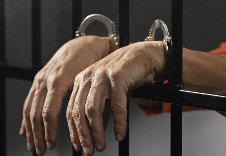 FOTOGRAFÍA. BARCELONA (COMUNIDAD AUTÓNOMA ESPAÑOLA DE CATALUÑA) REINO DE ESPAÑA, 29 DE MAYO DE 2024. Radiografía del acceso a los servicios sociales en el ámbito penitenciario en la provincia de Córdoba. Se registró hoy a un condenado con brazos esposados desde su celda en un centro penitenciario. Imagen creada por Freepik/Lasvocesdelpueblo (Ñ Pueblo)