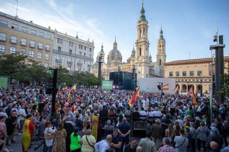 FOTOGRAFÍA. Zaragoza (Reino de España), lunes 27 de mayo de 2024 (Lasvocesdelpueblo).- VOX defiende la "verdadera Europa" ante miles de personas en Zaragoza. La tercera fuerza política del reino de España VOX defiende la "verdadera Europa" ante miles de personas en Zaragoza. Campaña electoral de las elecciones al Parlamento Europeo del próximo domingo 9 de junio de 2024 (9J). Acto central de campaña de VOX bajo lema "Nos van a oír", que es también el lema de toda la campaña electoral, en Plaza Nuestra Señora del Pilar (Delegación del Gobierno en Zaragoza), desde las 19:50 horas con el presidente de VOX y líder opositor español, Santiago Abascal Conde; el Vicepresidente Primero y Consejero de Desarrollo Territorial, Despoblación y Justicia por VOX, Alejandro Nolasco Asensio; y el candidato a la Eurocámara y actual jefe de la delegación de VOX en la UE, Jorge Buxadé Villalba. lasvocesdelpueblo (Ñ Pueblo)