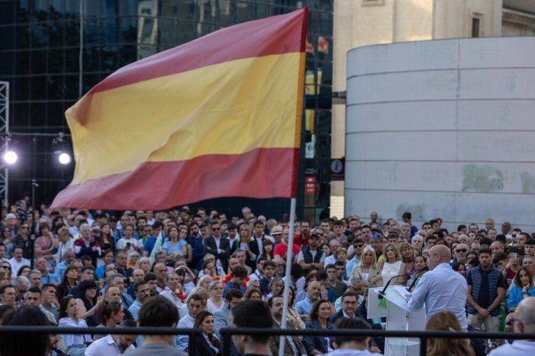 FOTOGRAFÍA. Zaragoza (Reino de España), lunes 27 de mayo de 2024 (Lasvocesdelpueblo). Día soleado en prácticamente toda España.- La tercera fuerza política del reino de España VOX defiende la "verdadera Europa" ante miles de personas en Zaragoza. Campaña electoral de las elecciones al Parlamento Europeo del próximo domingo 9 de junio de 2024 (9J). Acto central de campaña de VOX bajo lema "Nos van a oír", que es también el lema de toda la campaña electoral, en Plaza Nuestra Señora del Pilar (Delegación del Gobierno en Zaragoza), desde las 19:50 horas con el presidente de VOX y líder opositor español, Santiago Abascal Conde; el Vicepresidente Primero y Consejero de Desarrollo Territorial, Despoblación y Justicia por VOX, Alejandro Nolasco Asensio; y el candidato a la Eurocámara y actual jefe de la delegación de VOX en la UE, Jorge Buxadé Villalba. lasvocesdelpueblo (Ñ Pueblo)