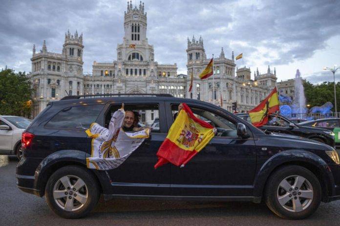 FOTOGRAFÍA. MADRID (REINO DE ESPAÑA), 04 DE MAYO DE 2024. "Xavi quédate" por derrota del Barça camino Cibeles. Aficionados del Real Madrid celebran el título de Liga en la plaza de Cibeles este sábado en Madrid. Efe