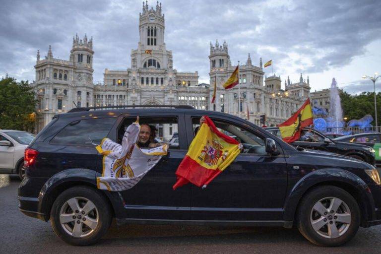 FOTOGRAFÍA. MADRID (REINO DE ESPAÑA), 04 DE MAYO DE 2024. "Xavi quédate" por derrota del Barça camino Cibeles. Aficionados del Real Madrid celebran el título de Liga en la plaza de Cibeles este sábado en Madrid. Efe