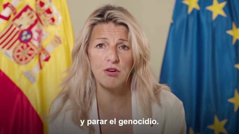 FOTOGRAFÍA. MADRID (REINO DE ESPAÑA), 22 DE MAYO DE 2024. Yolanda Díaz dimite por el varapalo de las urnas. Sumar llama a la aniquilación de Israel: "Palestina será libre desde el río Jordán hasta el mar Mediterráneo". Sumar llama a la aniquilación de Israel: "Palestina será libre desde el río Jordán hasta el mar Mediterráneo". Continúan lo coletazos de la polémica decisión del Gobierno comunista de coalición de España, entre zurdos del partido Socialista Obrero Español (PSOE) y zurdos ultras de la coalición ultra Sumar, de reconocer a un inexistente Estado palestino, ahora con un fuerte contrapunto de la ultra y comunista titular de la vicepresidencia segunda, ministra de Trabajo y Economía Social, miembro del Partido Comunista de España (PCE) y macho alfa de la alianza extremista electoral "Sumar", Yolanda Díaz Pérez, con la España silenciosa despertada. Captura vídeo/Lasvocesdelpueblo (Ñ Pueblo)