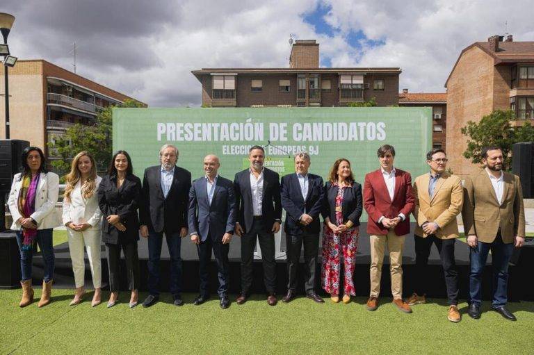 FOTOGRAFÍA. MADRID (REINO DE ESPAÑA), 17 DE MAYO DE 2024. Abascal presenta a candidatos del 9J del "huracán de VOX". El presidente de VOX, Santiago Abascal Conde, ha sido el encargado de inaugurar el acto de presentación de candidatos al Parlamento Europeo, celebrado este viernes en el Palacio de Vistalegre, como preludio del acto Europa Viva que comienza este viernes por la tarde, con protagonistas: el número 3 de la lista europea de VOX al 9J, Juan Carlos Girauta VidalVidal; el número 2 de VOX, Hermann Leopoldo Tertsch del Valle-Lersundi (Hermann Tertsch); el candidato de VOX, número 1 se la lista de los verdes al 9J, Jorge Buxadé Villalba. Lasvocesdelpueblo (Ñ Pueblo) 