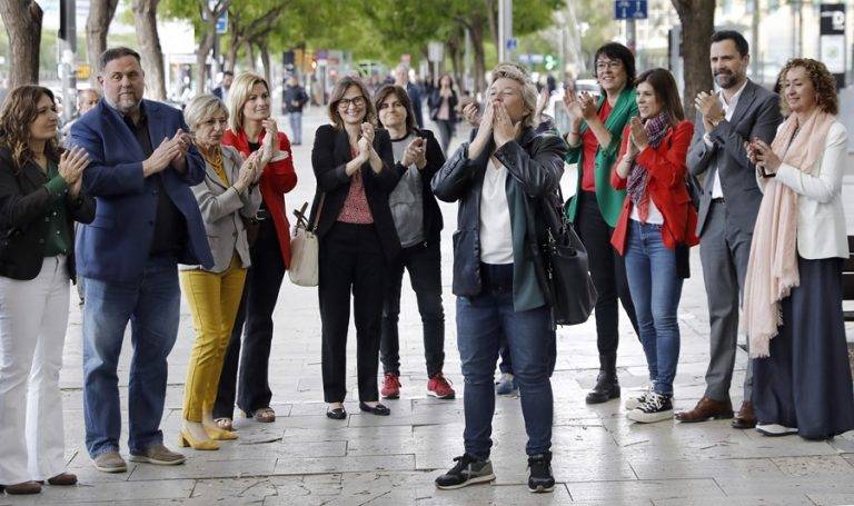 FOTOGRAFÍA. L'HOSPITALET DE LLOBREGAT (BARCELONA) (REINO DE ESPAÑA), 22/05/2024. Molina contesta solo a su abogada ante juez del Tsunami.- Un centenar de personas, entre ellas, el presidente de ERC, Oriol Junqueras (2i) y representantes de todos los espacios soberanistas, han arropado este miércoles a las puertas de la Ciutat de la Justicia a la secretaria de Movimientos Sociales de Esquerra, Marta Molina (2i), antes de su declaración por la causa de Tsunami Democràtic. Efe