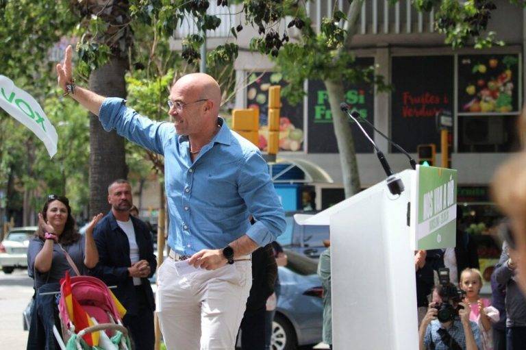 FOTOGRAFÍA. BARCELONA (REINO DE ESPAÑA), 15 DE MAYO DE 2024. "NOS VAN A OÍR". Acto público de VOX en el distrito de San Martín de la ciudad de Barcelona, en el que participan el candidato al 9J, Jorge Buxadé Villalba (en la imgen); el número 3, Juan Carlos Girauta Vidal; el secretario general y vicepresidente nacional de Vox, Ignacio Garriga Vaz de Conceiçao; y el presidente de VOX en Barcelona, Joan Garriga Doménech.  Buxadé: VOX viene con "fuerza y alegría para defender la libertad" en toda Europa, desde cada barrio español hasta el Parlamento Europeo y, desde allí, por todas las calles europeas. Lasvocesdelpueblo (Ñ Pueblo)