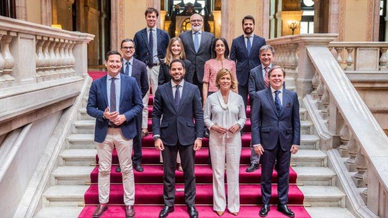 FOTOGRAFÍA. PARLAMENT DE CATALUNYA (BARCELONA) REINO DE ESPAÑA, 22 DE MAYO DE 2024. Foto de familia de los 11 de VOX tras el 12M. La Resistencia catalana, liderada por el candidato a President del Govern de la Generalitat de Catalunya y presidente del Grupo Parlamentario de los verdes, Ignacio Garriga Vaz de Conceiçao (1ª fila 2 i); "Los 8 diputados por Barcelona": María Elisa García Fuster (1ª fila 2 d); Joan Garriga Doménech (1ª fila d); Manuel Jesús Acosta Elías (Manuel Acosta) (2ª fila 1 i); Mónica Lora Cisquer (2ª 2 d); Júlia Calvet Puig (2ª fila 2 i); Andrés Félix Bello Sanz (3ª fila c); "Los  2 por Tarragona": Sergio Macián de Greef (1ª fila i); Javier Ramírez Gutiérrez (3ª d); "El 1 por Gerona": Alberto Tarradas Peneque (3ª i); y "El 1 por Lérida": Rafael Villafranca Merce (2ª fila d), posa en las escaleras del Parlament de Catalunya tras volver a romper todas las cadenas del yugo antiVOX, separatistas, zurdos y extrema izquierda, caminar de modo triunfalista en las trincheras separatistas y zurdas rancios de los "No Pasarán" desde la todos los municipios de Cataluña, con el aval de sus partidarios, hasta sus nuevos despachos y asientos en la cámara catalana, exhibiendo orgullo español, patria y valores. VOX se mantiene fuerte con 11 escaños, 248.554 votos y 7,96% de los votos emitidos. Lasvocesdelpueblo (Ñ Pueblo)