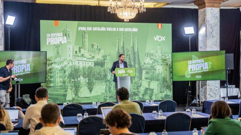 FOTOGRAFÍA. BARCELONA (REINO DE ESPAÑA), 13 DE MAYO DE 2024. VOX crece en Cataluña elección tras elección. El secretario general de VOX y candidato a Presidir el Govern catalán, Ignacio Garriga Vaz de Conceiçao, ofrece una rueda de prensa en el Hotel de Campaña electoral de su formación, el día siguiente del gran resultado de la Resistencia en las urnas del 12M, cuando parte del separatismo se ha desplomado, llevando por delante al presidente del Govern de la Generalitat de Catalunya y coordinador de ERC, Pere Aragonés García, quien anuncia su renuncia al cata de diputado y dimite de todos sus cargos, pero permanecerán en el Palacio de la Generalitat hasta el traspaso de poderes, además, anuncia que ERC irá a la oposición y no apoyará un Gobierno del PSC ni la investidura porque la derecha separatista Junts per Catalunya puede sumar mayoría absoluta con el PSOE (PSC) de Salvador Illa Roca, explica Pere Aragonés García ante la prensa desde la sede de ERC, desde donde ha anunciado también la apertura de una crisis interna en ERC para una nueva etapa en la dirección d ela extrema izquierda separatista tras los sucesivos debacles electorales. Lasvocesdelpueblo (Ñ Pueblo)