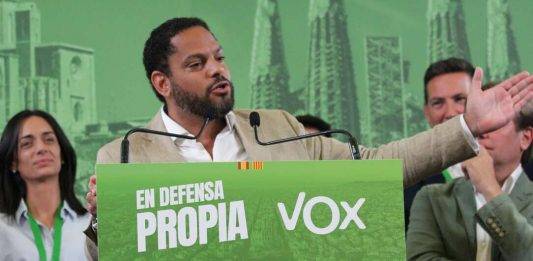 FOTOGRAFÍA. BARCELONA (REINO DE ESPAÑA), 12 DE MAYO DE 2024. Garriga: "Gracias Cataluña; VOX se queda y crece". Jornada electoral y Noche Electoral del 12M con VOX en Barcelona. Elecciones catalanas del 12 Mayo (12M). VOX gana las encuestas y sube en votos y porcentaje de votos, manteniendo a todos sus diputados de la pasada legislatura. El presidente de VOX, Santiago Abascal Conde, arropa a los nuevos representantes de la Resistencia, liderados por el candidato a President del Govern de la Generalitat de Catalunya, Ignacio Garriga Vaz de Conceiçao, 8 diputados por Barcelona -María Elisa García Fuster, Joan Garriga Doménech, Manuel Jesús Acosta Elías (Manuel Acosta), Mónica Lora Cisquer, Júlia Calvet Puig, Andrés Félix Bello Sanz-, 2 por Tarragona -Sergio Macián de Greef y Javier Ramírez Gutiérrez- 1 por Gerona, Alberto Tarradas Peneque y por Lérida Rafael Villafranca Merce. Lasvocesdelpueblo (Ñ Pueblo)