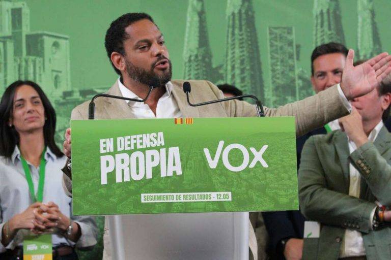 FOTOGRAFÍA. BARCELONA (REINO DE ESPAÑA), 12 DE MAYO DE 2024. Garriga: "Gracias Cataluña; VOX se queda y crece". Jornada electoral y Noche Electoral del 12M con VOX en Barcelona. Elecciones catalanas del 12 Mayo (12M). VOX gana las encuestas y sube en votos y porcentaje de votos, manteniendo a todos sus diputados de la pasada legislatura. El presidente de VOX, Santiago Abascal Conde, arropa a los nuevos representantes de la Resistencia, liderados por el candidato a President del Govern de la Generalitat de Catalunya, Ignacio Garriga Vaz de Conceiçao, 8 diputados por Barcelona -María Elisa García Fuster, Joan Garriga Doménech, Manuel Jesús Acosta Elías (Manuel Acosta), Mónica Lora Cisquer, Júlia Calvet Puig, Andrés Félix Bello Sanz-, 2 por Tarragona -Sergio Macián de Greef y Javier Ramírez Gutiérrez- 1 por Gerona, Alberto Tarradas Peneque y por Lérida Rafael Villafranca Merce. Lasvocesdelpueblo (Ñ Pueblo)