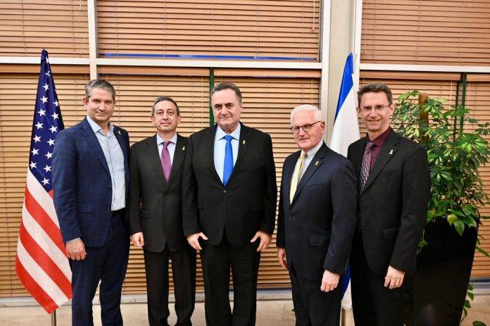 FOTOGRAFÍA. JERUSALÉN (ISRAEL), 20 DE MAYO DE 2024. Israel finds such statements of Spain government to be an affront to Israel's sovereignty and security. El ministro de Asuntos Exteriores del Estado de Israel, Israel Katz (3 i): "Esta tarde me reuní con los líderes de AIPAC" un movimiento nacional de estadounidenses pro-Israel de más de 3 millones de estadounidenses que trabajan para reforzar el apoyo bipartidista a la relación entre Estados Unidos e Israel: "Michael Tuchin y Howard Kohr". "El Estado de Israel les debe mucho por su apoyo de larga data". "Les pedí que trabajaran con la administración y el Congreso de los Estados Unidos para tomar medidas drásticas contra la decisión del Fiscal de la Corte Penal Internacional (CPI) de exigir órdenes de arresto para el Primer Ministro Benjamín Netanyahu y el Ministro de Defensa". "El Primer Ministro del Estado judío y otros altos funcionarios no pueden ser declarados criminales de guerra y equiparados con los asesinos de Hamás". "Israel es un país fuerte que sabe cómo garantizar su existencia, pero en el escenario internacional necesitamos el apoyo incondicional de los Estados Unidos, fruto de una amistad genuina", apuntó Katz. Lasvocesdelpueblo (Ñ Pueblo)