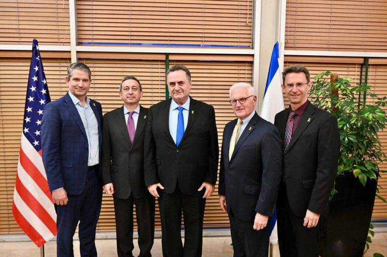 FOTOGRAFÍA. JERUSALÉN (ISRAEL), 20 DE MAYO DE 2024. Israel finds such statements of Spain government to be an affront to Israel's sovereignty and security. El ministro de Asuntos Exteriores del Estado de Israel, Israel Katz (3 i): "Esta tarde me reuní con los líderes de AIPAC" un movimiento nacional de estadounidenses pro-Israel de más de 3 millones de estadounidenses que trabajan para reforzar el apoyo bipartidista a la relación entre Estados Unidos e Israel: "Michael Tuchin y Howard Kohr". "El Estado de Israel les debe mucho por su apoyo de larga data". "Les pedí que trabajaran con la administración y el Congreso de los Estados Unidos para tomar medidas drásticas contra la decisión del Fiscal de la Corte Penal Internacional (CPI) de exigir órdenes de arresto para el Primer Ministro Benjamín Netanyahu y el Ministro de Defensa". "El Primer Ministro del Estado judío y otros altos funcionarios no pueden ser declarados criminales de guerra y equiparados con los asesinos de Hamás". "Israel es un país fuerte que sabe cómo garantizar su existencia, pero en el escenario internacional necesitamos el apoyo incondicional de los Estados Unidos, fruto de una amistad genuina", apuntó Katz. Lasvocesdelpueblo (Ñ Pueblo)