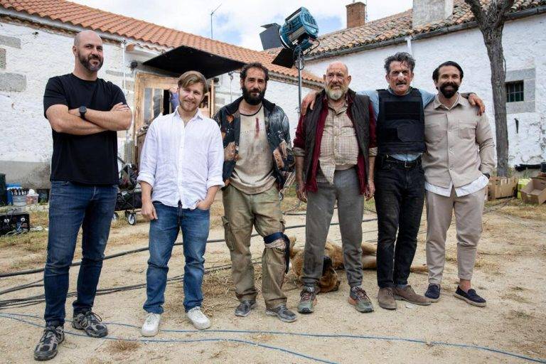 FOTOGRAFÍA. MADRID, 14/05/2024. Guardia civil y narco con resignado son protagonistas de "Tierra de nadie".- Los actores Luis Zahera (2d), Karra Elejalde (3d) y Jesús Carroza (3i), durante el rodaje de la película "Tierra de nadie", dirigida por Albert Pintó (i) (director de las series "La Casa de Papel" y "Berlín") este martes en la Finca Cuarto Carretero en la carretera Galapagar-El Escorial (Madrid). La cinta es una historia escrita por Fernando Navarro acerca del tráfico de drogas en la provincia de Cádiz. Efe