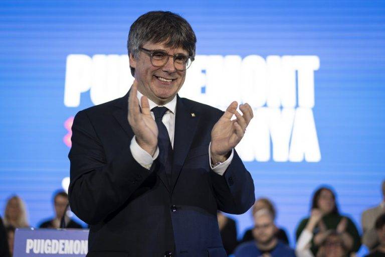 FOTOGRAFÍA. ARGELES-SUR-MER (FRANCIA), 1 DE MAYO DE 2024. Puigdemont critica la "gran comedia" del "farsante Pedro Sánchez. El expresidente catalán y candidato de JxCat en las elecciones catalanas del 12 de mayo, Carles Puigdemont Casamajó, interviene en un acto electoral de Junts per Catalunya, este miércoles en Argelès-sur-Mer, Francia. Efe