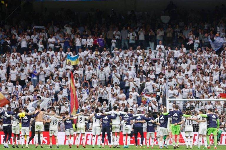 FOTOGRAFÍA. MADRID (REINO DE ESPAÑA), 04 DE MAYO DE 2024. Los jugadores del Real Madrid saludan al público al finalizar el partido de la jornada 34 de la Liga EA Sports que disputaron Real Madrid conquista su liga 36. Real Madrid y Cádiz en el estadio Santiago Bernabéu en Madrid. Efe