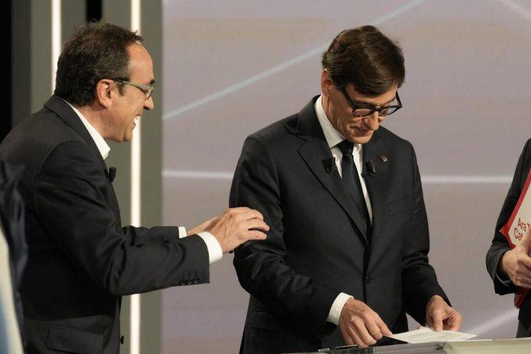 FOTOGRAFÍA. BARCELONA (REINO DE ESPAÑA), 02 DE MAYO DE 2024. Primer aspirante a la investidura: Illa o Puigdemont. El candidato de JxCat Jose Rull (i) y el del PSC Salvador Illa (d) durante el debate electoral organizado por RTVE Catalunya con los candidatos a las elecciones catalanas del próximo 12 de mayo, hoy jueves en Barcelona. Efe