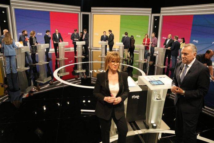 FOTOGRAFÍA. BARCELONA (REINO DE ESPAÑA), 02 DE MAYO DE 2024. Debate del 12M con un menor foco sobre la independencia de Cataluña. Los moderadores Gemma Nierga y Xavier Fortes durante el debate electoral organizado por RTVE Catalunya con los candidatos a las elecciones catalanas del próximo 12 de mayo, hoy jueves en Barcelona. Efe