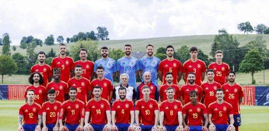 FOTOGRAFÍA. DONAUESCHINGEN (ALEMANIA), 13/06/2024. Eurocopa 2024| Foto de familia selección española.- a selección española se hizo este jueves, a dos días de su estreno en la Eurocopa 2024, la foto oficial del torneo, con los 26 internacionales y el seleccionador Luis de la Fuente posando en un momento que reflejó la buena sintonía con el presidente de la Federación, Pedro Rocha. En el campo de entrenamiento en la ciudad deportiva SV Aasen en Donaueschingen, donde los 26 internacionales se entrenan desde el pasado lunes, la selección realizó la fotografía para el recuerdo de los participantes en la Eurocopa 2024. Efe
