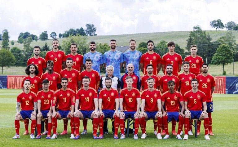 FOTOGRAFÍA. DONAUESCHINGEN (ALEMANIA), 13/06/2024. Eurocopa 2024| Foto de familia selección española.- a selección española se hizo este jueves, a dos días de su estreno en la Eurocopa 2024, la foto oficial del torneo, con los 26 internacionales y el seleccionador Luis de la Fuente posando en un momento que reflejó la buena sintonía con el presidente de la Federación, Pedro Rocha. En el campo de entrenamiento en la ciudad deportiva SV Aasen en Donaueschingen, donde los 26 internacionales se entrenan desde el pasado lunes, la selección realizó la fotografía para el recuerdo de los participantes en la Eurocopa 2024. Efe