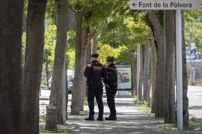 FOTOGRAFÍA. GERONA (CATALUÑA) REINO DE ESPAÑA, 24 DE JUNIO DE 2024. SANT JOAN 2024 (SAN JUAN 2024). Los Mossos huyen y manifestantes asaltan casas del autor de asesinatos en San Juan.- Violencia extrema con muertos y heridos en la verbena de San Juan 2024 en Cataluña. Agentes de los Mossos delante del barrio de Font de la Pòlvora de Girona, donde la pasada noche un hombre y una mujer fallecieron y otras dos personas resultaron heridas de gravedad en una pelea que acabó a tiros y con el atropellamiento de al menos una las víctimas. Efe