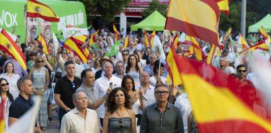 FOTOGRAFÍA. SEVILLA (REINO DE ESPAÑA), 04 DE JUNIO DE 2024. El líder de la oposición en España Santiago Abascal Conde junto a las cúpulas del partido político VOX España en la provincia de Sevilla y Comunidad Autónoma de Andalucía, lideradas por el portavoz parlamentario andaluz, Manuel Gavira Florentino, ha arropado esta tarde y noche al candidato número 3 de la Resistencia a las elecciones europeas del próximo domingo 9 de junio de 2024 (9J), Hermann Leopoldo Tertsch del Valle-Lersundi (Hermann Tertsch), en un gran acto público en Dos Hermanos (Sevilla) bajo lema "Nos van a oír". Lasvocesdelpueblo (Ñ Pueblo)