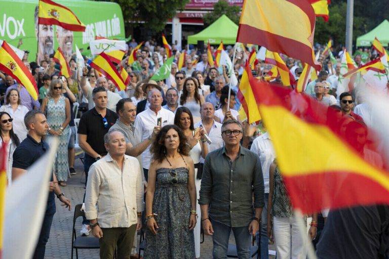 FOTOGRAFÍA. SEVILLA (REINO DE ESPAÑA), 04 DE JUNIO DE 2024. El líder de la oposición en España Santiago Abascal Conde junto a las cúpulas del partido político VOX España en la provincia de Sevilla y Comunidad Autónoma de Andalucía, lideradas por el portavoz parlamentario andaluz, Manuel Gavira Florentino, ha arropado esta tarde y noche al candidato número 3 de la Resistencia a las elecciones europeas del próximo domingo 9 de junio de 2024 (9J), Hermann Leopoldo Tertsch del Valle-Lersundi (Hermann Tertsch), en un gran acto público en Dos Hermanos (Sevilla) bajo lema "Nos van a oír". Lasvocesdelpueblo (Ñ Pueblo)