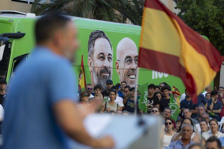 FOTOGRAFÍA. SEVILLA (REINO DE ESPAÑA), 04 DE JUNIO DE 2024. Abascal: "Daremos testimonio físico de resistencia frente a la tiranía de Sánchez". El líder de la oposición en España Santiago Abascal Conde junto a las cúpulas del partido político VOX España en la provincia de Sevilla y Comunidad Autónoma de Andalucía, lideradas por el portavoz parlamentario andaluz, Manuel Gavira Florentino, ha arropado esta tarde y noche al candidato número 3 de la Resistencia a las elecciones europeas del próximo domingo 9 de junio de 2024 (9J), Hermann Leopoldo Tertsch del Valle-Lersundi (Hermann Tertsch), en un gran acto público en Dos Hermanos (Sevilla) bajo lema "Nos van a oír". Lasvocesdelpueblo (Ñ Pueblo)
