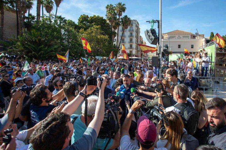 FOTOGRAFÍA. MÁLAGA (REINO DE ESPAÑA), 05 DE JUNIO DE 2024. Abascal: Ni burkas ni velos ni mujeres por detrás del marido. El presidente de VOX, Santiago Abascal Conde (c), ha vuelto a denunciar la coalición PP-PSOE que dicta las políticas de la Unión Europea y ha dejado claro que hay que elegir entre esa Unión Europea de burócratas, enemigos del campo, que regaña, que criminaliza a los agricultores y a los ganaderos; o una Unión Europea orgullosa de sí misma, de las naciones soberanas, que proteja las fronteras, dijo quien ha estado en esta ocasión en una rebosante plaza de la Aduana en Málaga, acompañado del cabeza de lista de VOX al Parlamento Europeo, Jorge Buxadé Villalba, el portavoz del Grupo Parlamentario en el Parlamento de Andalucía, Manuel Gavira Florentino, entre otros cargos institucionales y orgánicos de la Resistencia. Lasvocesdelpueblo (Ñ Pueblo)