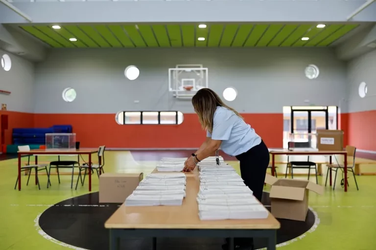 FOTOGRAFÍA. REINO DE ESPAÑA, 08 DE JUNIO DE 2024. España elige hoy a sus 61 eurodiputados . Una responsable de centro electoral de los comicios europeos de este domingo 9 de junio de 2024 (9J) en España. Urnas, papeletas y cabinas, además de la cartelería que indica donde vota cada ciudadano. Efe