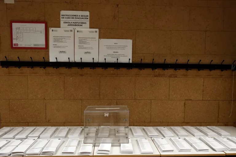 FOTOGRAFÍA. PAMPLONA (REINO DE ESPAÑA), 08 DE JUNIO DE 2024. Inestabilidad meteorológica este 9J en España. Chubascos y tormentas el 9J en España. Urnas, papeletas y cabinas, además de la cartelería que indica donde vota cada ciudadano, en una colegio electoral de Pamplona. Efe