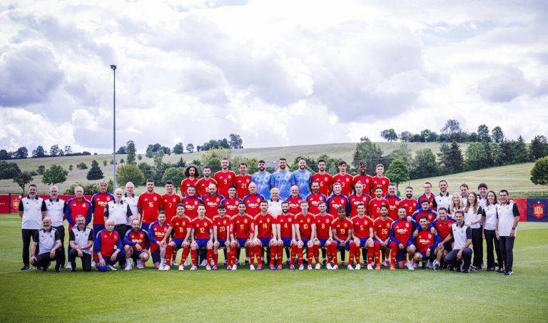 FOTOGRAFÍA. DONAUESCHINGEN (ALEMANIA), 13/06/2024. España domina por títulos en la Eurocopa.- a selección española se hizo este jueves, a dos días de su estreno en la Eurocopa 2024, la foto oficial del torneo, con los 26 internacionales y el seleccionador Luis de la Fuente posando en un momento que reflejó la buena sintonía con el presidente de la Federación, Pedro Rocha. En el campo de entrenamiento en la ciudad deportiva SV Aasen en Donaueschingen, donde los 26 internacionales se entrenan desde el pasado lunes, la selección realizó la fotografía para el recuerdo de los participantes en la Eurocopa 2024. Efe