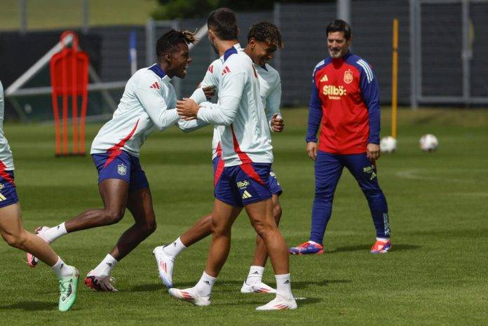 FOTOGRAFÍA. DONAUESCHINGEN (ALEMANIA), 13 de junio de 2024. Eurocopa 2024| Laporte con problema muscular. Los jugadores de la selección española Nico Williams (i) y Lamine Yamal durante el entrenamiento celebrado este jueves en la localidad alemana de Donaueschingen. Efe