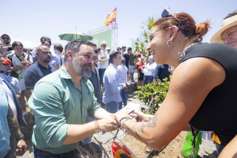 FOTOGRAFÍA. TENERIFE (ISLAS CANARIAS) REINO DE ESPAÑA, 01 DE JUNIO DE 2024. Los socios del PSOE Hamas e YIP con Irán maltratan a la mujer. El presidente de VOX y líder opositor español, Santiago Abascal Conde (i) -atendiendo a una partidaria mujer de VOX, visiblemente emocionada, que le pide un autógrafo en una fotografía de campaña electoral donde él (Abascal) aparece con con el candidato de la formación verde al 9J Jorge Buxadé Villalba- participa en un acto electoral en marco de la campaña electoral de las elecciones europeas del próximo domingo 9 de junio de 2024 (9J), con el candidato número 3 de la candidatura de VOX al 9J, Juan Carlos Girauta Vidal, en Tenerife (Islas canarias). Lasvocesdelpueblo (Ñ Pueblo)