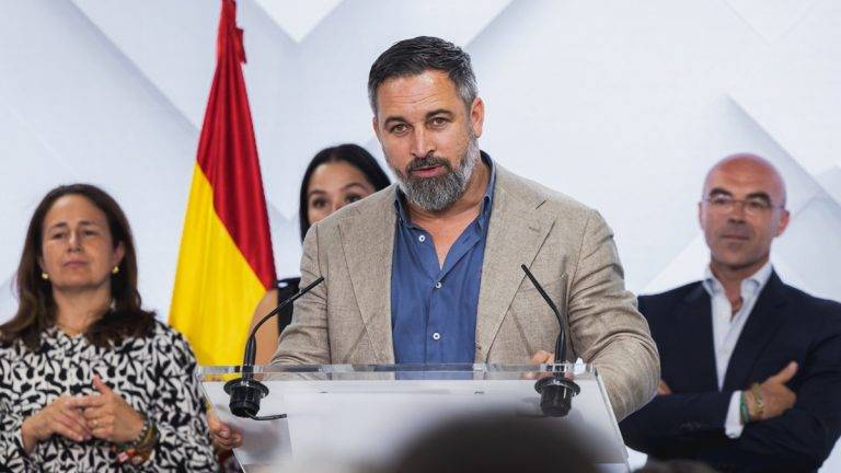 FOTOGRAFÍA. MADRID (REINO DE ESPAÑA), 09 DE JUNIO DE 2024. VOX crece en porcentaje y votos por cuarta vez consecutiva. NOCHE ELECTORAL ELECCIONES EUROPEAS DEL 9J (9 DE JUNIO 2024). El presidente de VOX, Santiago Abascal Conde, se rodea de los 6 de VOX (Jorge Buxadé Villalba, Hermann Leopoldo Tertsch del Valle-Lersundi (Hermann Tertsch), Juan Carlos Girauta Vidal, Mireia Borrás Pavón, Margarita de la Pisa Carrión, Jorge Martín Frías) para celebrar el éxito electoral de la Resistencia española, una noche electoral europea en la que no solo VOX hace histórica sino que todos sus socios europeos o están en auge en las urnas o han ganado las elecciones simplemente y son claramente la segunda fuerza política europea sin dejen de lado sus diferencias y conforman un grupo Parlamentario europeo. Lasvocesdelpueblo (Ñ Pueblo)