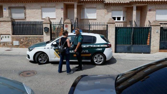 FOTOGRAFÍA. YUNCOS (TOLEDO) REINO DE ESPAÑA, 05 DE JUNIO DE 2024. Hermano de Begoña Villacís estaba vinculado al narcotráfico y Ultra Sur. Vista del lugar donde los dos supuestos autores del asesinato a tiros en Madrid de Borja Villacís han sido detenidos en una casa de Yuncos (Toledo), que los vecinos pensaban que estaba deshabitada y en un pinar junto al cementerio de esta localidad. Uno de los supuestos autores ha sido detenido en un pinar situado junto al cementerio, y otro en una vivienda que los vecinos creían que no estaba habitada porque siempre tenía las persianas bajadas, situada en la calle Azorín, muy cerca de un supermercado. Efe