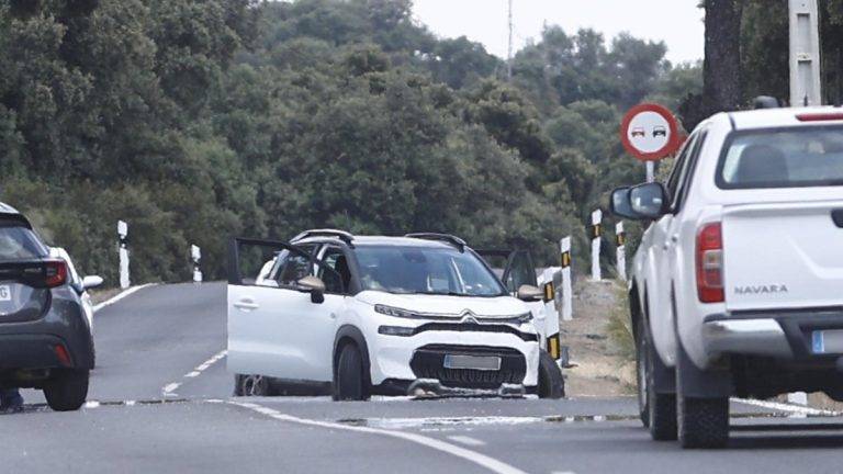 FOTOGRAFÍA. YUNCOS (TOLEDO) REINO DE ESPAÑA, 05 DE JUNIO DE 2024. El hermano de Begoña Villacís fue tiroteado desde un BMW. Vista del lugar donde los dos supuestos autores del asesinato a tiros en Madrid de Borja Villacís han sido detenidos en una casa de Yuncos (Toledo), que los vecinos pensaban que estaba deshabitada y en un pinar junto al cementerio de esta localidad. Uno de los supuestos autores ha sido detenido en un pinar situado junto al cementerio, y otro en una vivienda que los vecinos creían que no estaba habitada porque siempre tenía las persianas bajadas, situada en la calle Azorín, muy cerca de un supermercado. Efe