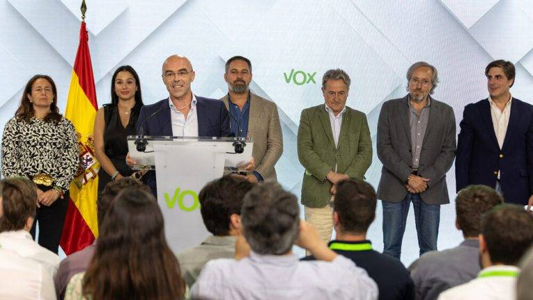 FOTOGRAFÍA. MADRID (REINO DE ESPAÑA), 09 DE JUNIO DE 2024. Primera iniciativa de los 6 de VOX en Bruselas. NOCHE ELECTORAL ELECCIONES EUROPEAS DEL 9J (9 DE JUNIO 2024). El presidente de VOX, Santiago Abascal Conde (4 i), se rodea de los 6 de VOX [Jorge Buxadé Villalba (3 i) quien interviene en primera posición antes de ceder la palabra al líder de la oposición en España; Hermann Leopoldo Tertsch del Valle-Lersundi (Hermann Tertsch) (3 d), Juan Carlos Girauta Vidal (2 d), Mireia Borrás Pavón (2 i), Margarita de la Pisa Carrión (i), Jorge Martín Frías (d)] para celebrar el éxito electoral de la Resistencia española, una noche electoral europea en la que no solo VOX hace histórica sino que todos sus socios europeos o están en auge en las urnas o han ganado las elecciones simplemente y son claramente la segunda fuerza política europea sin dejen de lado sus diferencias y conforman un grupo Parlamentario europeo. Lasvocesdelpueblo (Ñ Pueblo)
