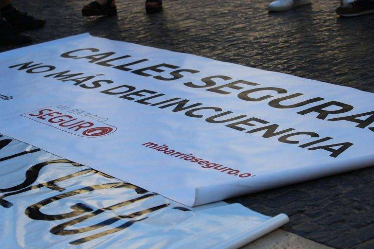 FOTOGRAFÍA. BARCELONA (CATALUÑA) REINO DE ESPAÑA, 25 DE JUNIO DE 2024.Barcelona recuerda a víctimas de la violencia en San Juan. El acto de Mi Barrio Seguro que lidera David Cosculluela Martínez-Galofré, y que ha tenido lugar frente al Ayuntamiento de Barcelona sobre las 18:30 y que se ha desarrollado pacíficamente, ha contado con el apoyo del Grupo Municipal de VOX en el Ayuntamiento de Barcelona -representado por el presidente del Grupo, Gonzalo de Oro-Pulido Plaza, y el portavoz, Liberto Senderos Oliva- y el Grupo Parlamentario de la Resistencia en el Parlamento de Cataluña -representado por el presidente del Grupo y secretario general de VOX, Ignacio Garriga Vaz de Conceição, y el portavoz parlamentario y presidente de del Comité Provincia de VOX en Barcelona, Joan Garriga Doménech-. Lasvocesdelpueblo (Ñ Pueblo)