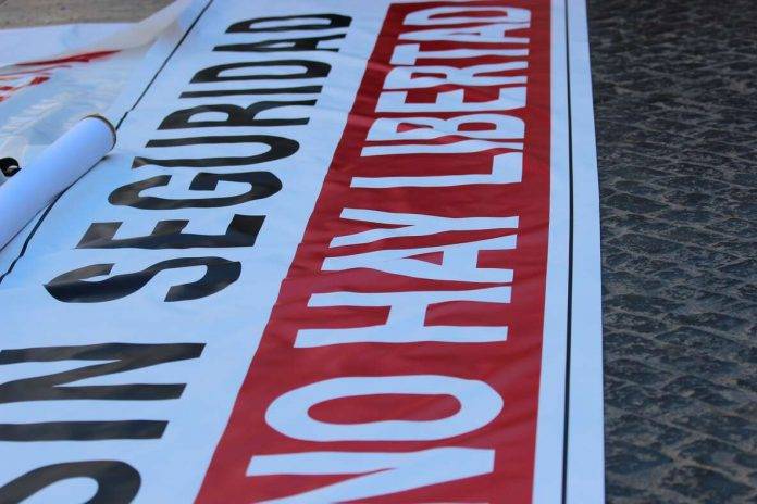 Concentración en Barcelona en memoria a las víctimas de San Juan (3) FOTOGRAFÍA. BARCELONA (CATALUÑA) REINO DE ESPAÑA, 25 DE JUNIO DE 2024. Cielos nubosos con chubascos y tormentas en España.- El acto de Mi Barrio Seguro que lidera David Cosculluela Martínez-Galofré, y que ha tenido lugar frente al Ayuntamiento de Barcelona sobre las 18:30 y que se ha desarrollado pacíficamente, ha contado con el apoyo del Grupo Municipal de VOX en el Ayuntamiento de Barcelona -representado por el presidente del Grupo, Gonzalo de Oro-Pulido Plaza, y el portavoz, Liberto Senderos Oliva- y el Grupo Parlamentario de la Resistencia en el Parlamento de Cataluña -representado por el presidente del Grupo y secretario general de VOX, Ignacio Garriga Vaz de Conceição, y el portavoz parlamentario y presidente de del Comité Provincia de VOX en Barcelona, Joan Garriga Doménech-. Lasvocesdelpueblo (Ñ Pueblo)