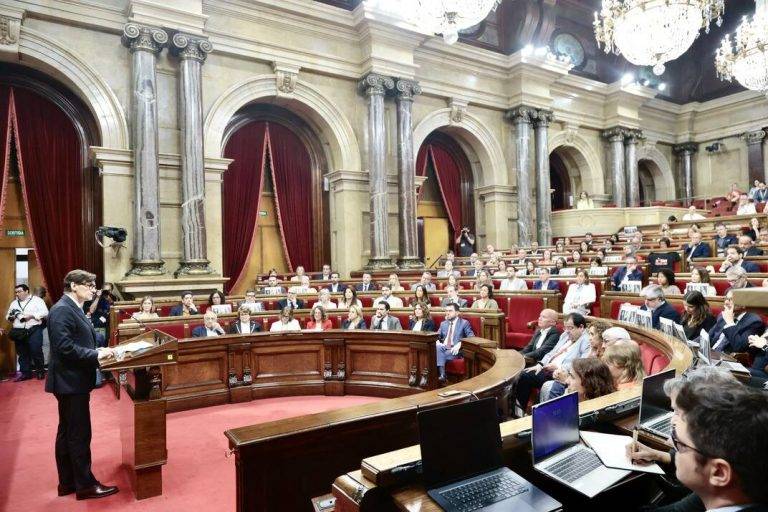FOTOGRAFÍA. BARCELONA (REINO DE ESPAÑA), 26 DE JUNIO DE 2024. Parlament de Catalunya: No hay irregularidades en la cuenta de VOX. Debate de una insólita investidura sin candidato al Govern de la Generalitat de Catalunya, tras las decisiones de las urnas del pasado 12M. Tras la lectura de la resolución han tomado la palabra, por este orden, Sílvia Orriols Serra, Alianza Catalana (AC); Laia Estrada Cañón (CUP), Jéssica Albiach Satorres (Comunes), Ignacio Garriga Vaz de Conceiçao (Vox), Alejandro Fernández Álvarez (PP), Josep Maria Jové Lladó (ERC), Albert Batet Canadell (JxCat) y Salvador Illa Roca (PSC/PSOE). Destacó también la presencia de la expulsada expresidente del Parlament de Catalunya y líder de JxCat, Laura Borràs Castanyer -por corrupción- en la bancada del público-; o la presencia insignificante del candidato de ERC a la reelección y presidente del Govern de la Generalitat de Catalunya en funciones, quien ha anunciado que abandona la política por la debacle electoral de ERC, Pere Aragonés García en la bancada del Ejecutivo en funciones. Parlament de Catalunya/Lasvocesdelpueblo (Ñ Pueblo)