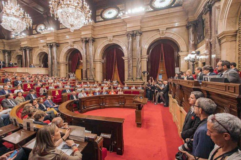 FOTOGRAFÍA. BARCELONA (REINO DE ESPAÑA), 26 DE JUNIO DE 2024. El Parlament garantiza el voto de prófugos. Debate de una insólita investidura sin candidato al Govern de la Generalitat de Catalunya, tras las decisiones de las urnas del pasado 12M. Tras la lectura de la resolución han tomado la palabra, por este orden, Sílvia Orriols Serra, Alianza Catalana (AC); Laia Estrada Cañón (CUP), Jéssica Albiach Satorres (Comunes), Ignacio Garriga Vaz de Conceiçao (Vox), Alejandro Fernández Álvarez (PP), Josep Maria Jové Lladó (ERC), Albert Batet Canadell (JxCat) y Salvador Illa Roca (PSC/PSOE). Destacó también la presencia de la expulsada expresidente del Parlament de Catalunya y líder de JxCat, Laura Borràs Castanyer -por corrupción- en la bancada del público-; o la presencia insignificante del candidato de ERC a la reelección y presidente del Govern de la Generalitat de Catalunya en funciones, quien ha anunciado que abandona la política por la debacle electoral de ERC, Pere Aragonés García en la bancada del Ejecutivo en funciones. Parlament de Catalunya/Lasvocesdelpueblo (Ñ Pueblo)