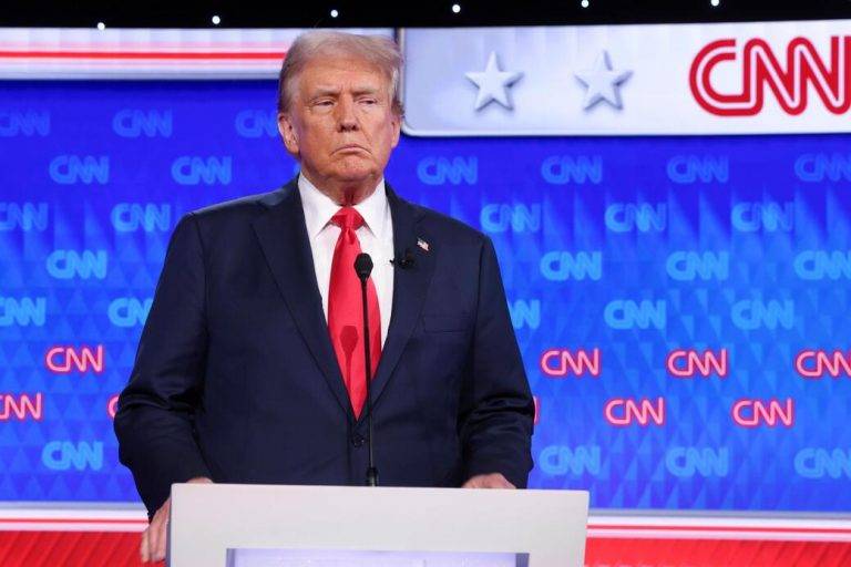 FOTOGRAFÍA. ATLANTA (ESTADOS UNIDOS DE AMÉRICA), 27 DE JUNIO DE 2024. Trump: Biden está destruyendo EEUU. El expresidente estadounidense Donald J. Trump participa en el primer debate electoral presidencial de 2024 en los estudios de CNN en Atlanta, Georgia (EE.UU.). Efe