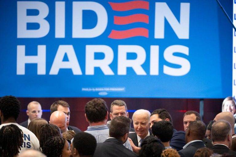 FOTOGRAFÍA. ATLANTA (ESTADOS UNIDOS DE AMÉRICA), 27 DE JUNIO DE 2024. Biden lento y con dificultad para concluir frases. El presidente estadounidense y candidato del Partido Demócrata a la reelección, Joe Biden (c d), saluda a sus partidarios reunidos en una fiesta en Atlanta, Georgia (EE.UU.). Efe