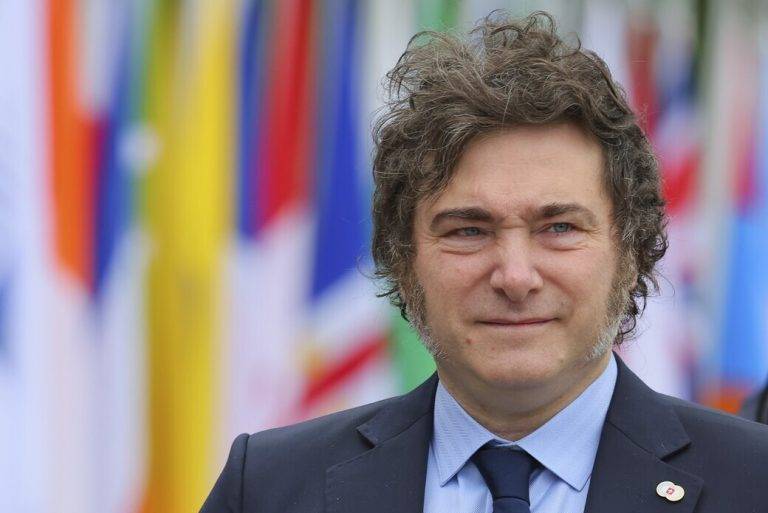 FOTOGRAFÍA. BÜRGENSTOCK (SUIZA), 16 DE JUNIO DE 2024. Milei: El "cobarde" Sánchez va a traer la dictadura chavista a España. El presidente de la República de Argentina y líder del partido de la Resistencia argentina "La Libertad Avanza", Javier Gerardo Milei, llega a la ceremonia inaugural de la Cumbre sobre la Paz en Ucrania en el Buergenstock Resort en Stansstad, cerca de Lucerna (Suiza). Efe