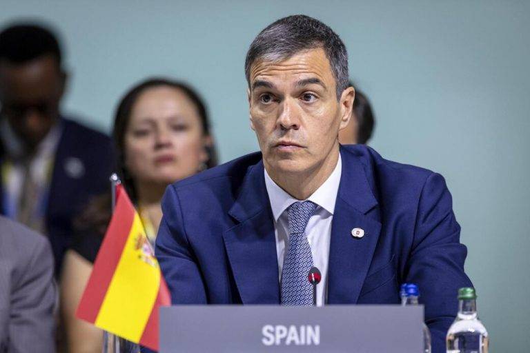 FOTOGRAFÍA. BÜRGENSTOCK (SUIZA), 15 DE JUNIO DE 2024. El Gobierno asume la espera para intentar aprobar los Presupuestos "sin dramatismo". El presidente del Gobierno de coalición comunista de España y secretario general del Partido Socialista Obrero Español (PSOE), Pedro Sánchez Pérez-Castejón, es registrado este sábado tras su llegada a Bürgenstock (Suiza) para participar en la cumbre sobre la paz en Ucrania, país aún ocupado desde la invasión mortífera rusa del 24 de febrero de 2022. Efe