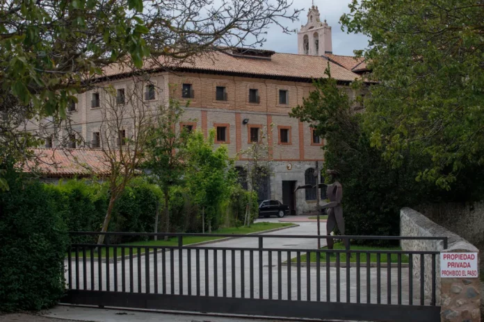 FOTOGRAFÍA. BELORADO (BURGOS) CASTILLA Y LEÓN (REINO DE ESPAÑA, 21 DE JUNIO DE 2024. Lluvias con calima y descenso de temperaturas en España-. Fachada del convento de Belorado este viernes, día que concluye el plazo dado por el Arzobispado de Burgos a las monjas clarisas de Belorado para que se presenten ante el Tribunal Eclesiástico para reafirmarse en su salida de la Iglesia católica, lo que conllevará su excomunión, o retractarse de su decisión. Efe