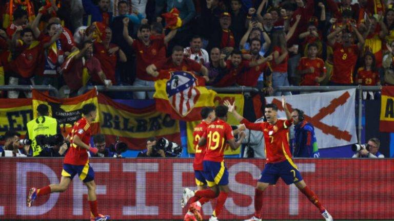 FOTOGRAFÍA. GELSENKIRCHEN (ALEMANI), 20 DE JUNIO DE 2024. Exhibición de España ante Italia (1-0).- Los jugadores de la selección española celebran el primer gol del combinado español durante el encuentro de la fase de grupos de la Eurocopa 2024 que España e Italia disputaron en el Arena AufSchalke, Gelsenkirchen (Alemania). Efe