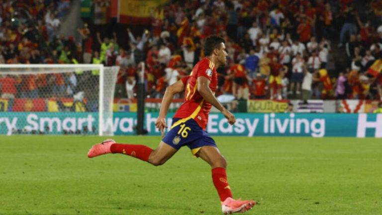 FOTOGRAFÍA. COLONIA (ALEMANIA), 30 DE JUNIO DE 2024. Eurocopa 2024| España remonta a Georgia y se cita con Alemania.- El centrocampista de la selección española de fútbol Rodri celebra tras marcar ante Georgia, durante el partido de octavos de final de la Eurocopa que las selecciones de España y Georgia disputan este domingo en Colonia. Efe
